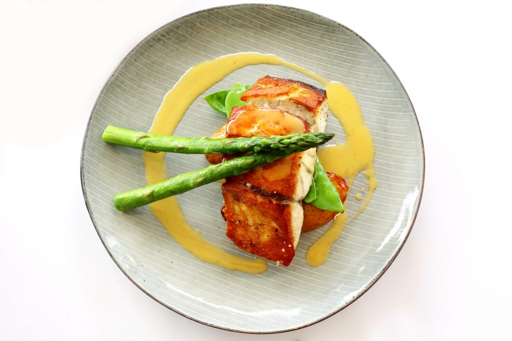 Baked,Barramundi,With,Asparagus,,Snow,Peas,And,Kipfler,Potatoes