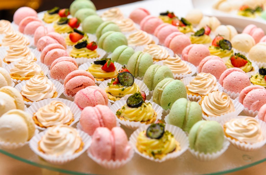 Close,Up,Of,Tray,With,Lot,Delicious,Diversity,Pastry,Cakes