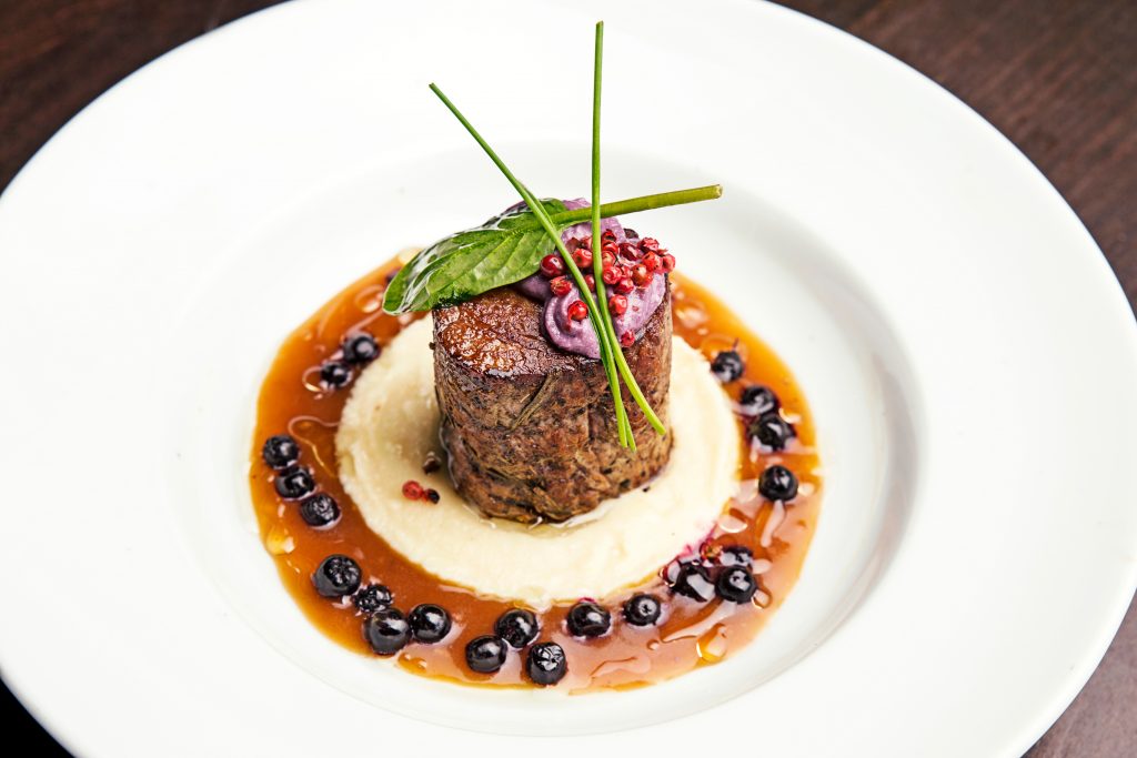 Grilled,Beef,Steak,With,Berries