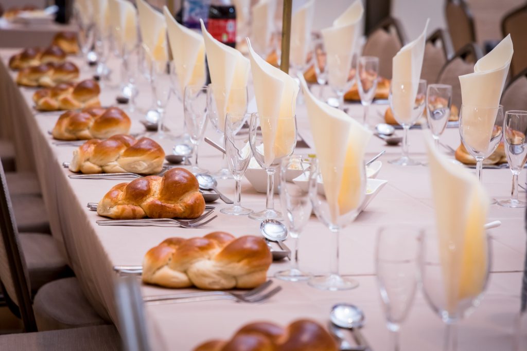 Wedding,,Bar,Mitzvah,Orthodox,Jewish,Wedding,Event,Challah-bread,With,Knife